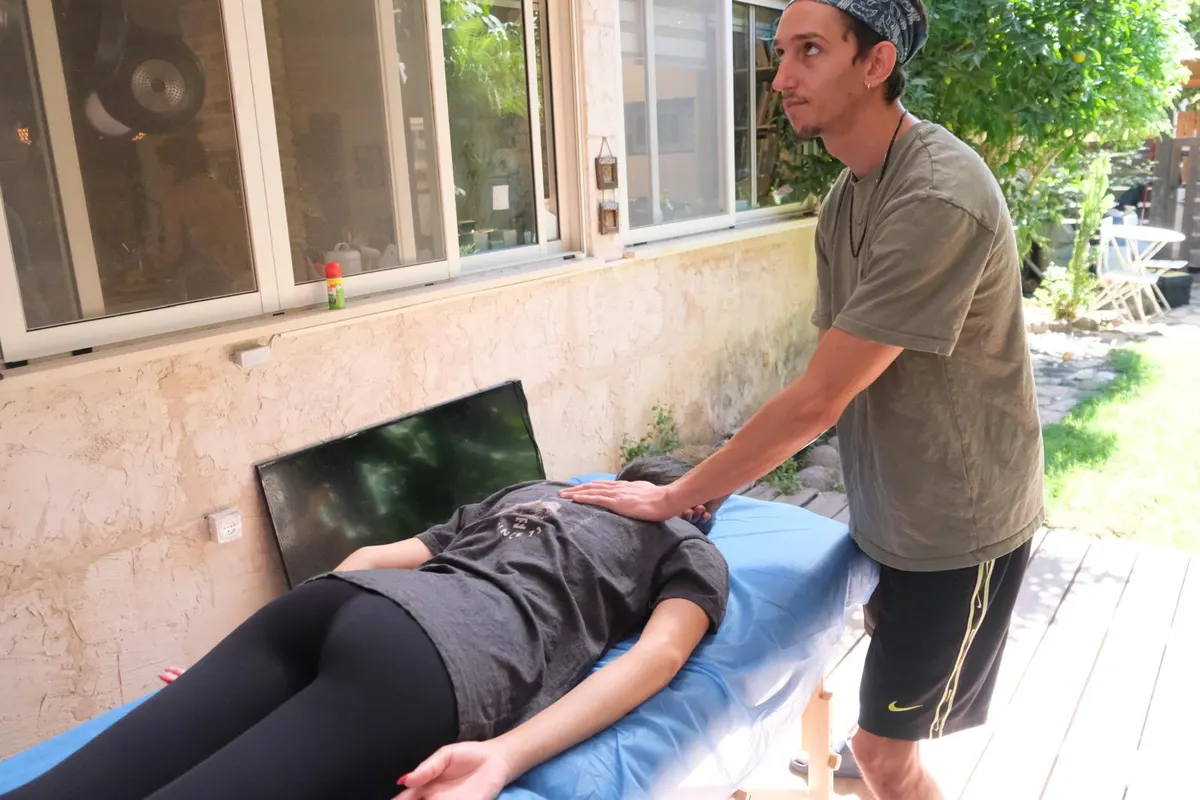 טיפול מגע טיפולי לאורך הגב בקליניקת ZENKO ברחובות