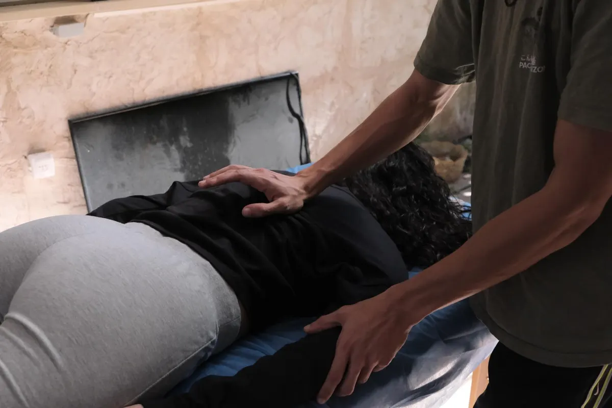 טיפול מגע עדין לגב ולמערכת השרירים בקליניקת ZENKO ברחובות